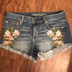 American Eagle denim shorts w/ flower stitching 14
